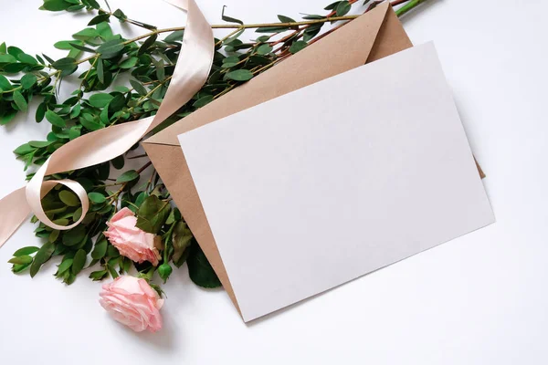 Burla con postal, ramo de flores, sobre kraft . — Foto de Stock