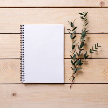 ahşap yüzeye boş not defteri