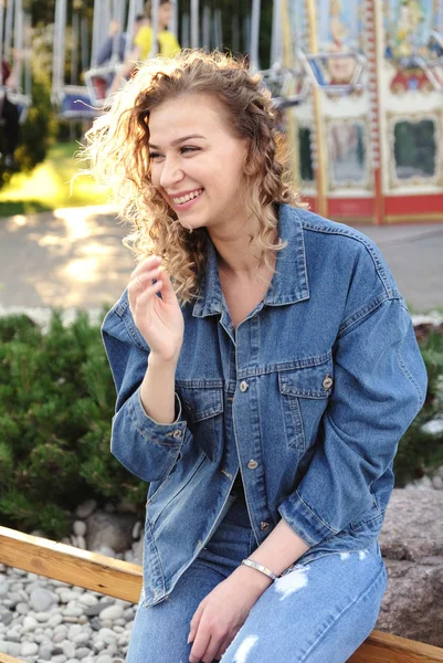 Sonriendo chica emocionada — Foto de Stock