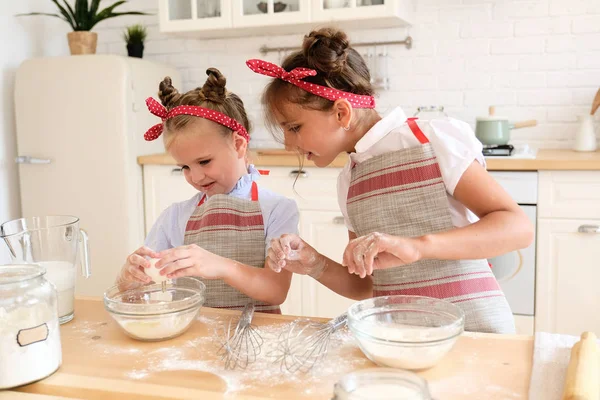 Kochen mit Kindern — Stockfoto