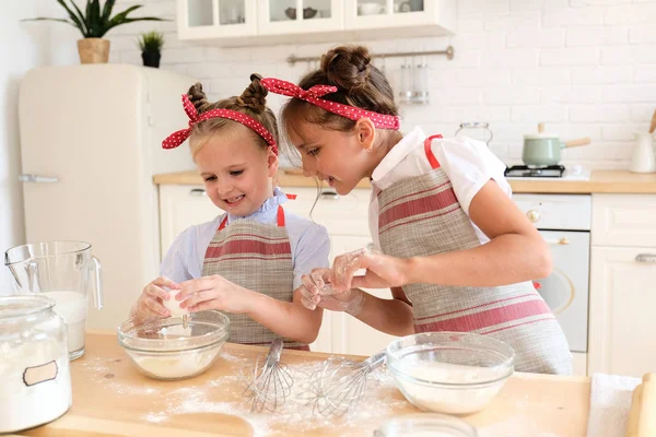 Kochen mit Kindern — Stockfoto