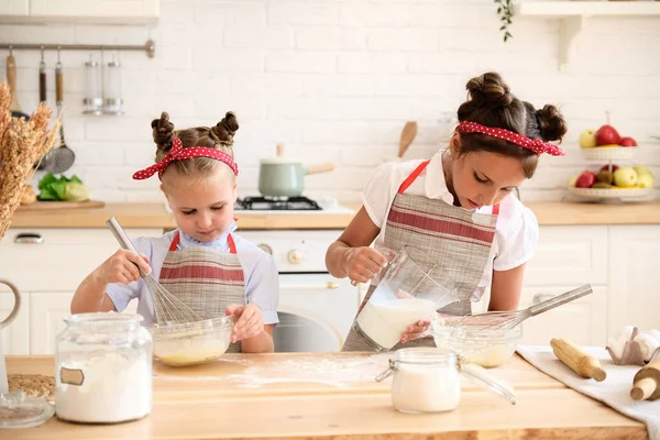 Kochen mit Kindern — Stockfoto