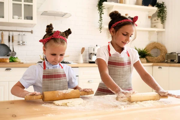 Kochen mit Kindern — Stockfoto