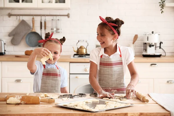 Kochen mit Kindern — Stockfoto