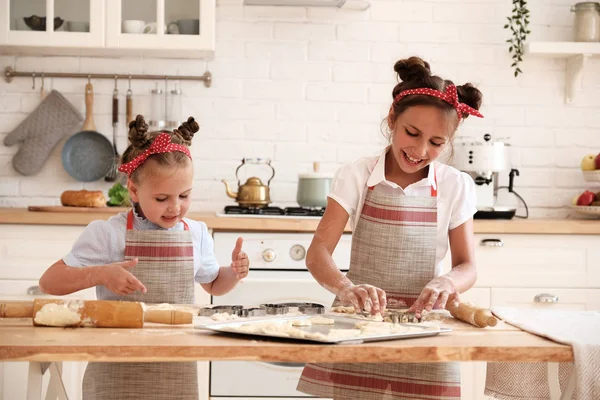 Gotowanie z dziećmi — Zdjęcie stockowe