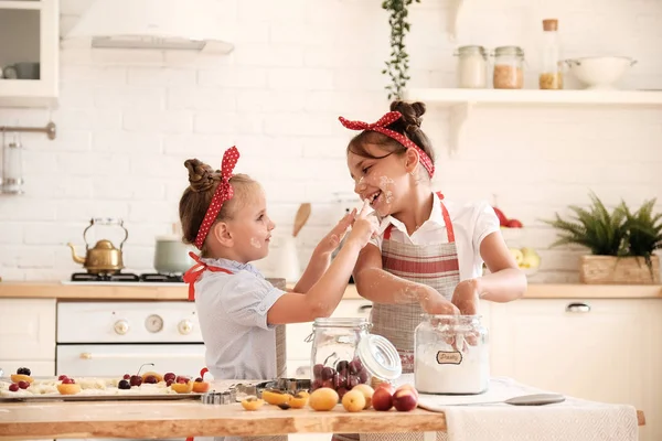 Kochen mit Kindern — Stockfoto