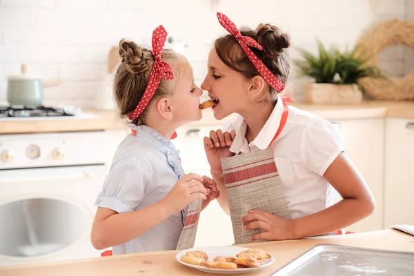 Kochen mit Kindern — Stockfoto
