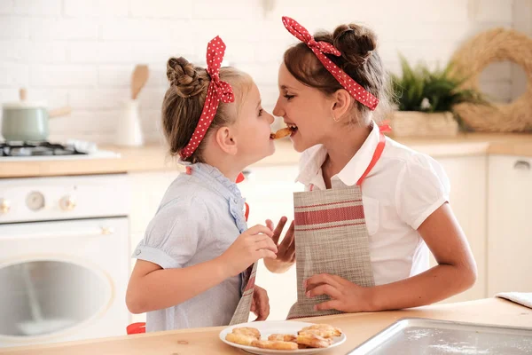 Gătitul cu copiii — Fotografie, imagine de stoc
