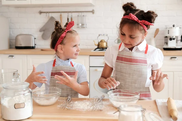 Kochen mit Kindern. — Stockfoto