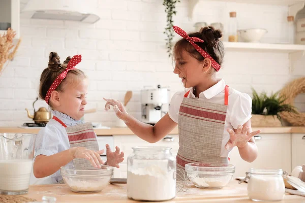 Kochen mit Kindern. — Stockfoto