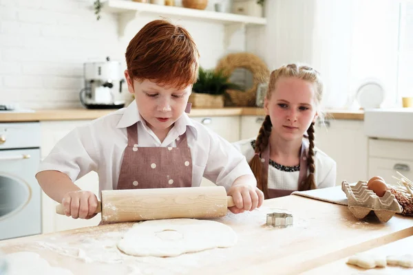 Kochen Mit Kindern Fröhliche Lustige Kinder Bereiten Den Teig Vor — Stockfoto