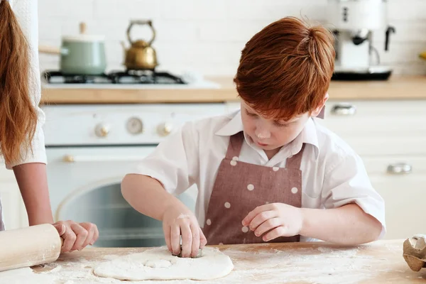 Gotowanie Dziećmi Szczęśliwe Dzieci Śmieszne Przygotowania Ciasta Piec Ciasteczka Kuchni — Zdjęcie stockowe