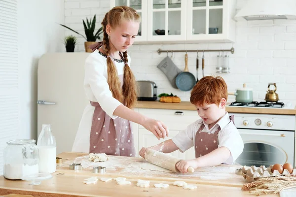 Kochen Mit Kindern Fröhliche Lustige Kinder Bereiten Den Teig Vor — Stockfoto