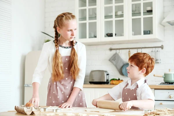 Kochen Mit Kindern Fröhliche Lustige Kinder Bereiten Den Teig Vor — Stockfoto