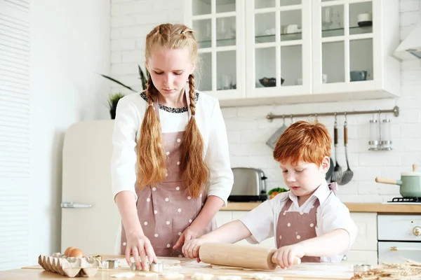 Kochen Mit Kindern Fröhliche Lustige Kinder Bereiten Den Teig Vor — Stockfoto