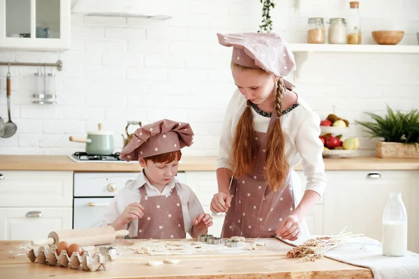 Kochen Mit Kindern Fröhliche Lustige Kinder Bereiten Den Teig Vor — Stockfoto