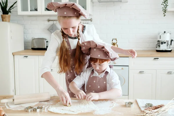 Kochen Mit Kindern Fröhliche Lustige Kinder Bereiten Den Teig Vor — Stockfoto