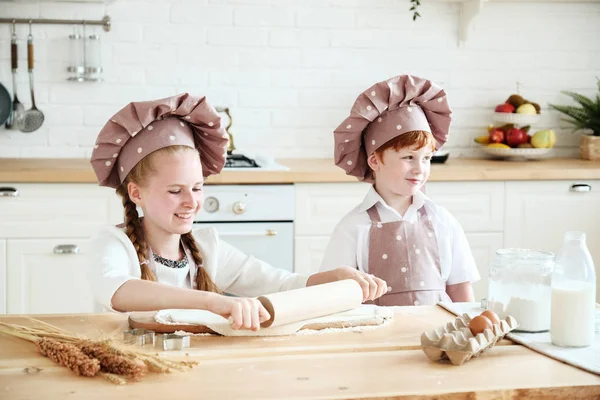 Kochen Mit Kindern Fröhliche Lustige Kinder Bereiten Den Teig Vor — Stockfoto