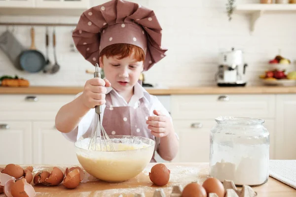 Gătesc Copiii Copii Amuzanți Fericiți Pregătesc Aluatul Coc Prăjituri Bucătărie — Fotografie, imagine de stoc