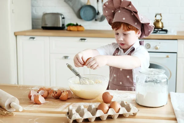 Kochen Mit Kindern Fröhliche Lustige Kinder Bereiten Den Teig Vor — Stockfoto