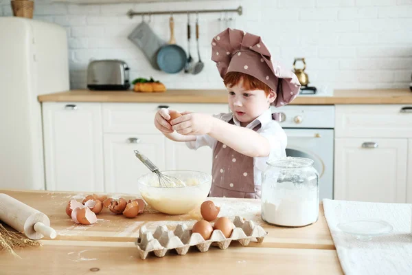 Kochen Mit Kindern Fröhliche Lustige Kinder Bereiten Den Teig Vor — Stockfoto