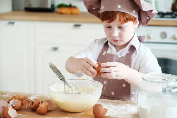 Gătesc Copiii Copii Amuzanți Fericiți Pregătesc Aluatul Coc Prăjituri Bucătărie — Fotografie, imagine de stoc