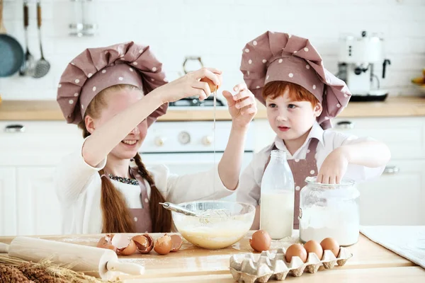 Kochen Mit Kindern Fröhliche Lustige Kinder Bereiten Den Teig Vor — Stockfoto