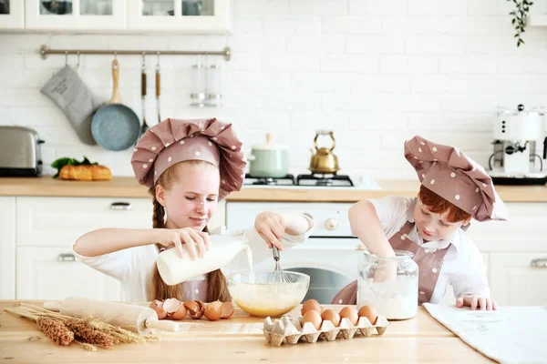 Kochen Mit Kindern Fröhliche Lustige Kinder Bereiten Den Teig Vor — Stockfoto