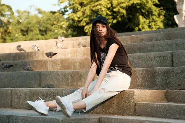 Retrato Una Hermosa Joven Parque Aire Libre Día Verano —  Fotos de Stock