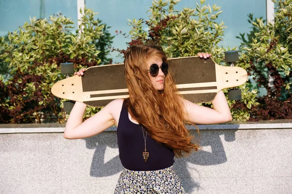 Joven Hermosa Pelirroja Con Monopatín Posando Aire Libre Día Soleado —  Fotos de Stock