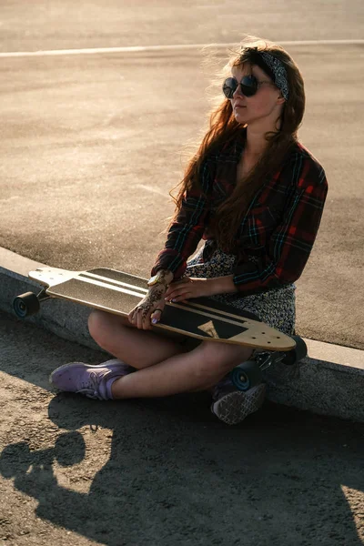 Menina Ruiva Bonita Nova Com Skate Posando Livre Dia Ensolarado — Fotografia de Stock