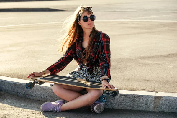 Menina Ruiva Bonita Nova Com Skate Posando Livre Dia Ensolarado — Fotografia de Stock