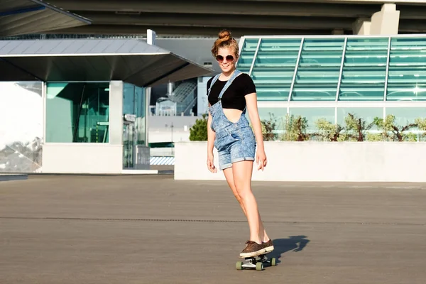 Chica Joven Montando Monopatín —  Fotos de Stock