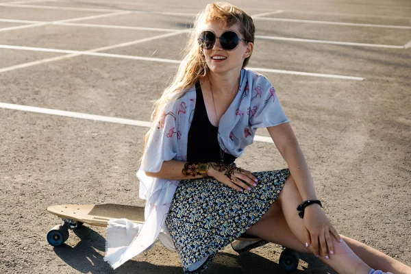 Mladá Krásná Rusovláska Dívka Skateboard Pózuje Venku Slunečný Den — Stock fotografie