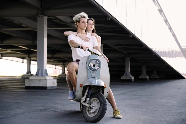 Junges Schönes Verliebtes Paar Das Auf Einem Alten Motorroller Fährt — Stockfoto