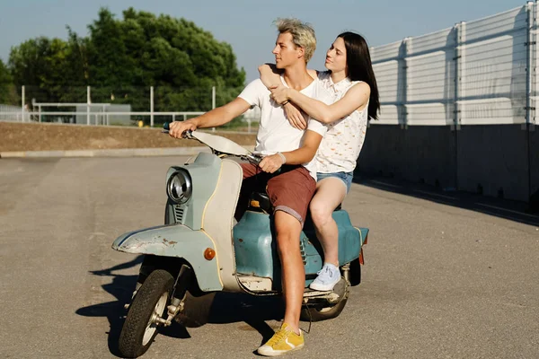 Junges Schönes Verliebtes Paar Das Auf Einem Alten Motorroller Fährt — Stockfoto