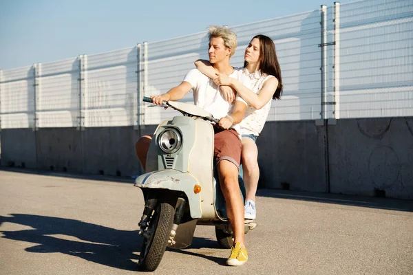 Junges Schönes Verliebtes Paar Das Auf Einem Alten Motorroller Fährt — Stockfoto