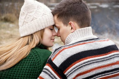 Genç bir çift bir piknik. Mutlu çift oturan ve üzerinde park birlikte zevk aşık