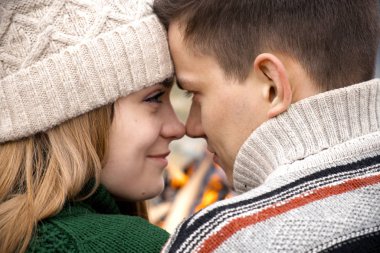 Genç bir çift bir piknik. Mutlu çift oturan ve üzerinde park birlikte zevk aşık