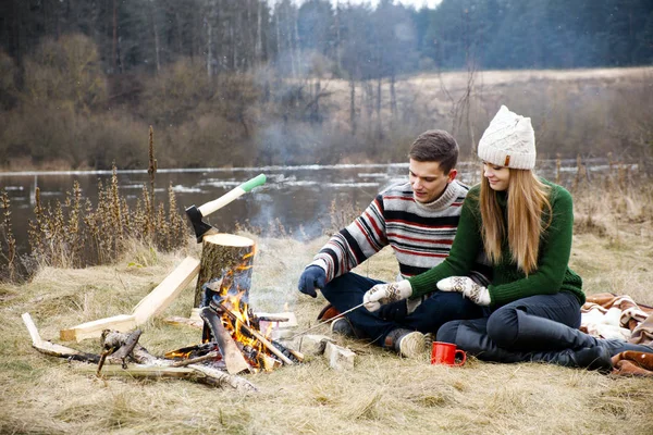 Młoda Para Piknik Szczęśliwa Para Zakochanych Siedzi Cieszyć Się Razem — Zdjęcie stockowe
