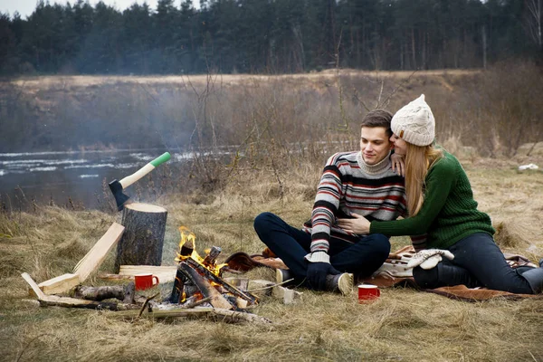 Junges Paar Beim Picknick Glückliches Verliebtes Paar Sitzt Und Genießt — Stockfoto