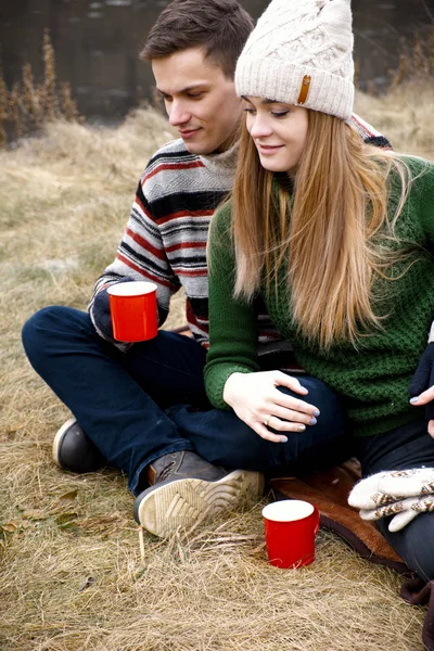 Pareja Joven Haciendo Picnic Pareja Feliz Amor Sentado Disfrutando Parque — Foto de Stock