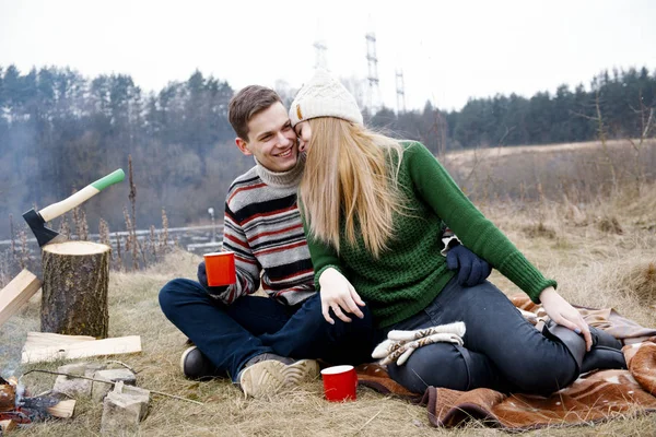 Junges Paar Beim Picknick Glückliches Verliebtes Paar Sitzt Und Genießt — Stockfoto