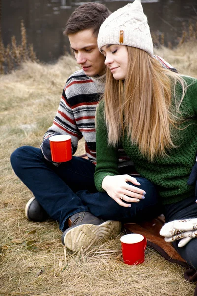 Pareja Joven Haciendo Picnic Pareja Feliz Amor Sentado Disfrutando Parque — Foto de Stock