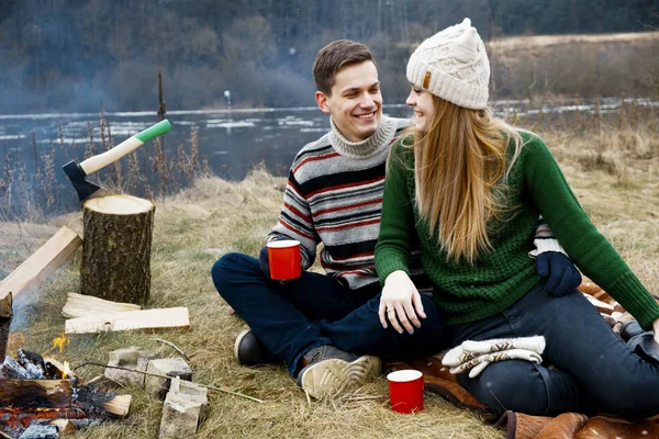 Młoda Para Piknik Szczęśliwa Para Zakochanych Siedzi Cieszyć Się Razem — Zdjęcie stockowe