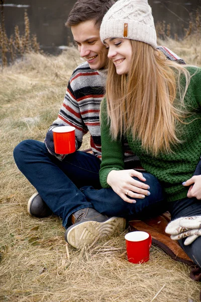 Jong Koppel Met Een Picknick Gelukkige Paar Verliefd Zitten Samen — Stockfoto