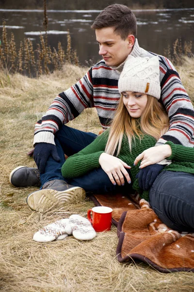 Junges Paar Beim Picknick Glückliches Verliebtes Paar Sitzt Und Genießt — Stockfoto