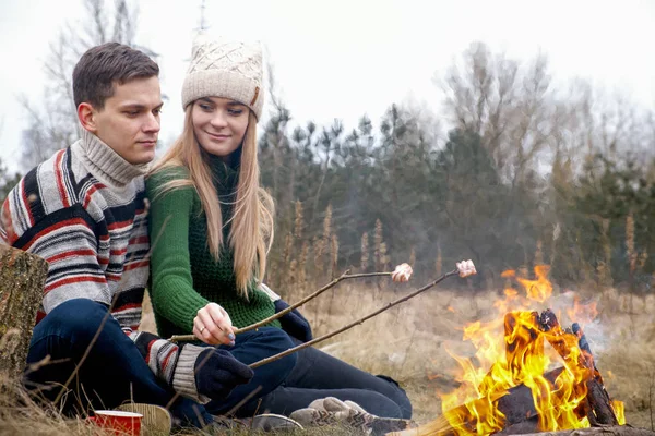 Jong Koppel Met Een Picknick Gelukkige Paar Verliefd Zitten Samen — Stockfoto