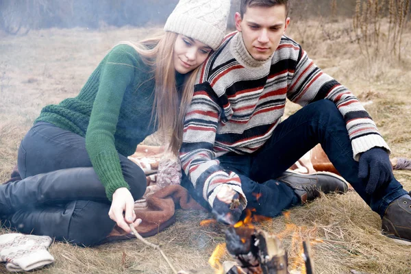 Junges Paar Beim Picknick Glückliches Verliebtes Paar Sitzt Und Genießt — Stockfoto