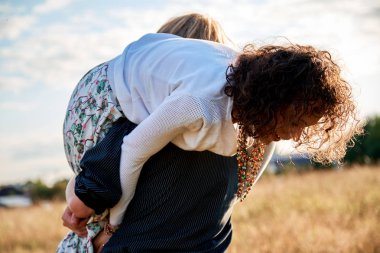 Boho stil çekici çift sonbahar sahada poz seviyorum. Gülen ve having fun aile. Çingene tarzı kıyafetler. Genç sarışın erkek ve beyaz kadın birlikte güzel açık.